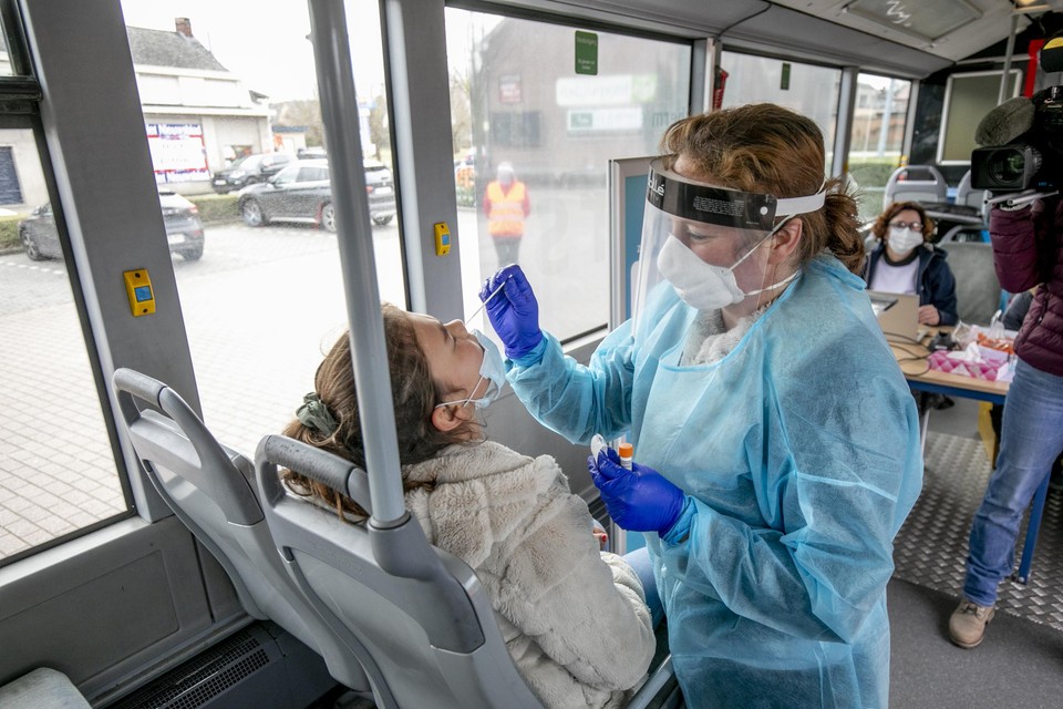 Colette wordt getest. “Hopelijk valt de uitslag mee. Ik zou graag zo snel mogelijk weer naar school gaan”, zegt ze.