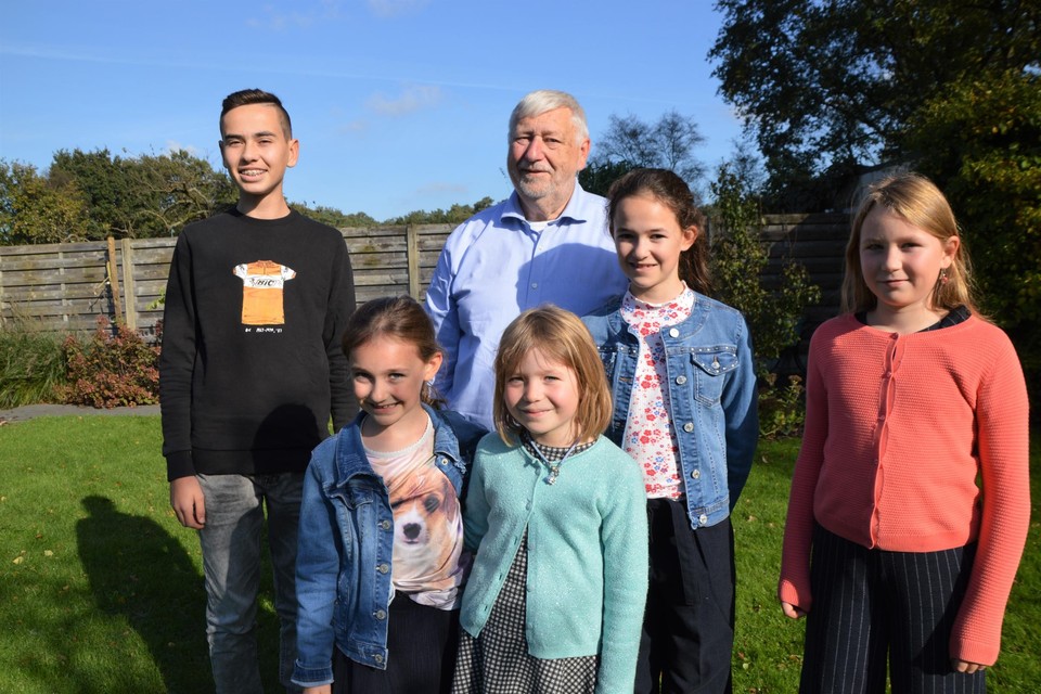 Jef Joosten tussen zijn vijf kleinkinderen Quinten (14), Amber (11), Lotte (9), Olivia (7) en Lou (7).