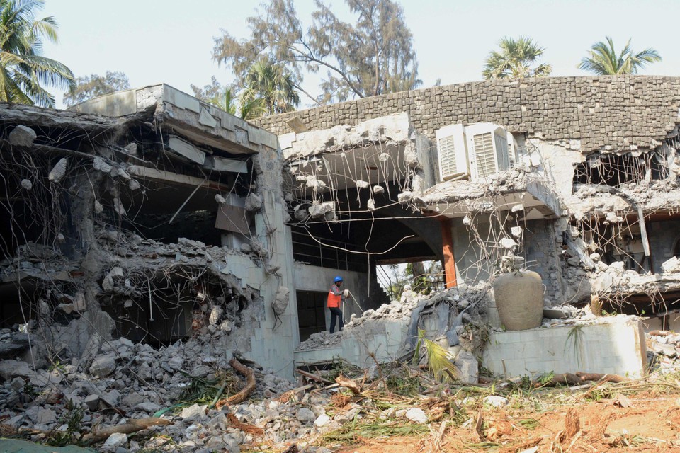 Na zijn arrestatie werd zijn villa in de buurt van Mumbai door de autoriteiten opgeblazen omwille van inbreuken op de milieuwetgeving.