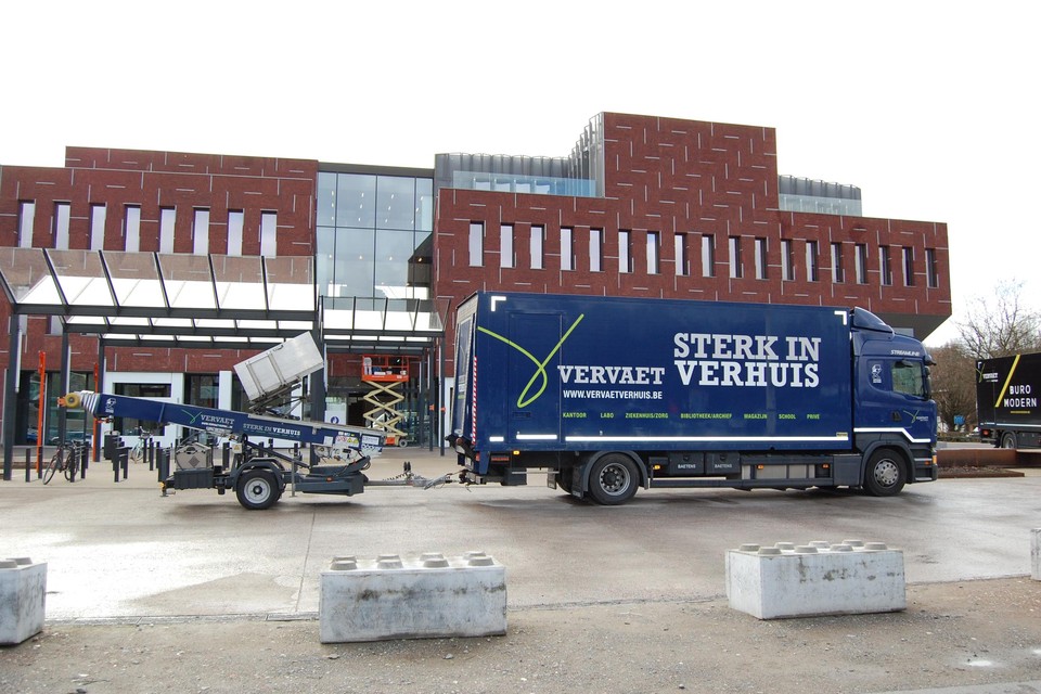 De verhuiswagen draait overuren aan het nieuwe AC.
