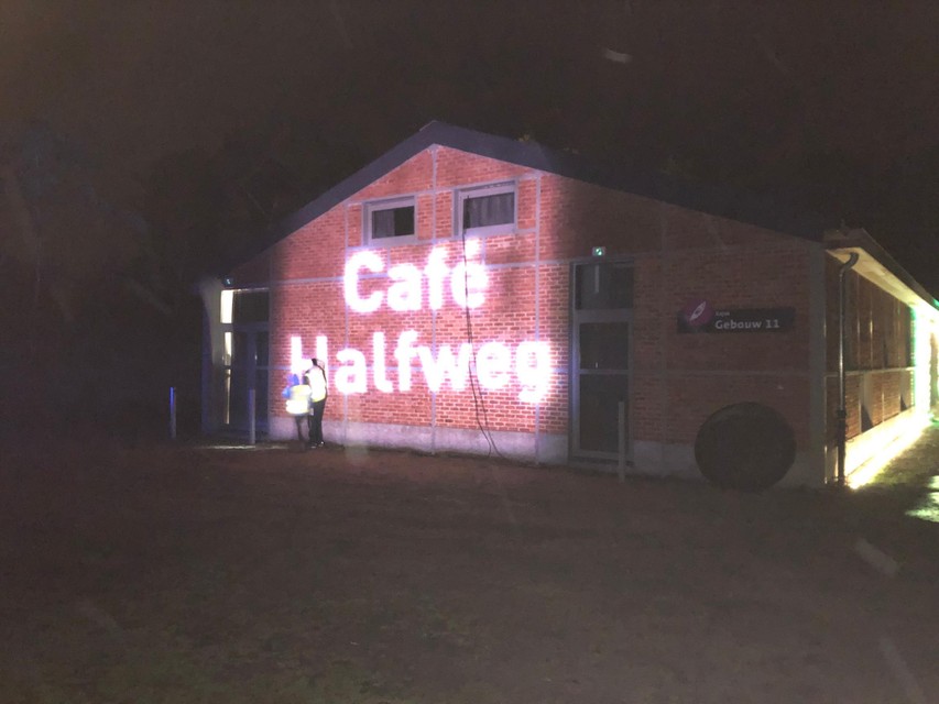 In café Halfweg kunnen de wandelaars op WinterWarm even op adem komen. 