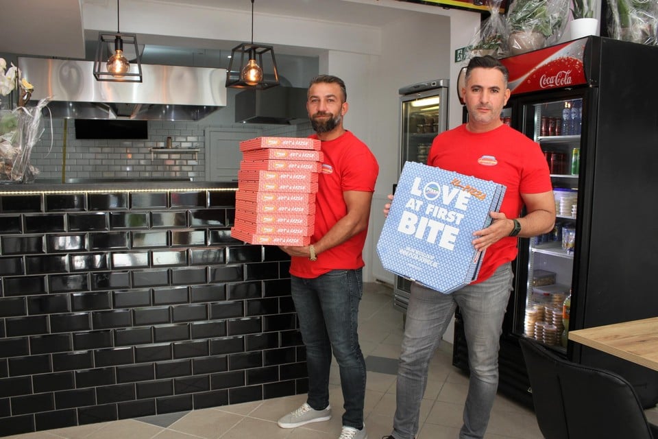 Nuvel Altuntas en Mohamed Abrddane in hun pizzazaak in Duffel. 