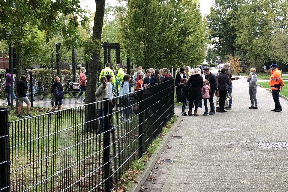 De school evacueerde de kinderen naar de speeltuin van het zwembad in Arendonk. 