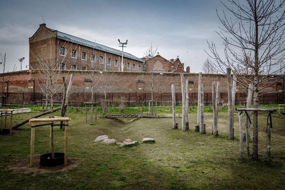 De drugs werden vanuit het Caputsteenpark over de gevangenismuur gegooid
