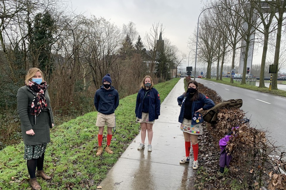 Schepen Maaike Bradt en leiding van Chiro Tisselt, William Van den Bogaert, Kim Van Den Bergh en hoofdleidster Vicky Doms aan het aangekochte terrein.