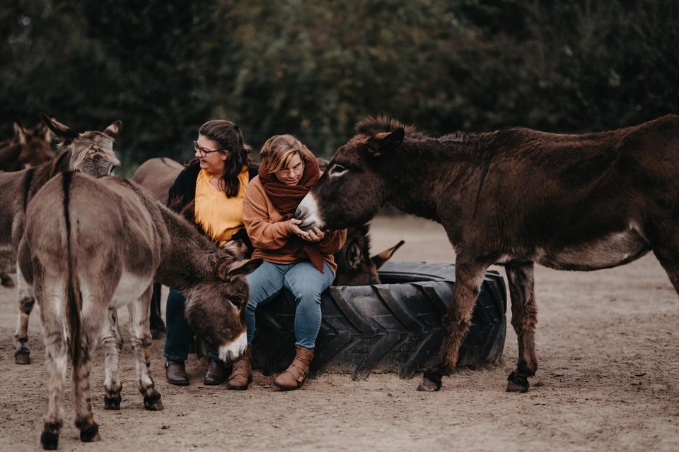 Secretaris Evi Verelst en voorzitter van Balkenende Donkieshuis Wendy Haezaerts (rechts).