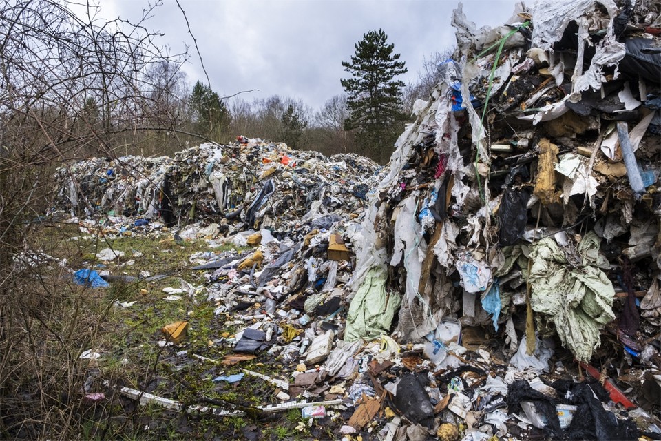 Illegaal gedumpt afval in Noord-Frankrijk. 