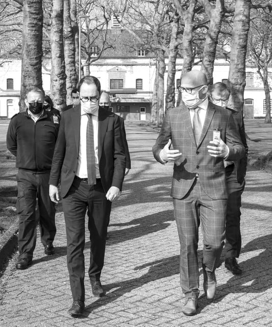 Minister Van Quickenborne en Serge Rooman tijdens een bezoek aan de gevangenis in april vorig jaar. 