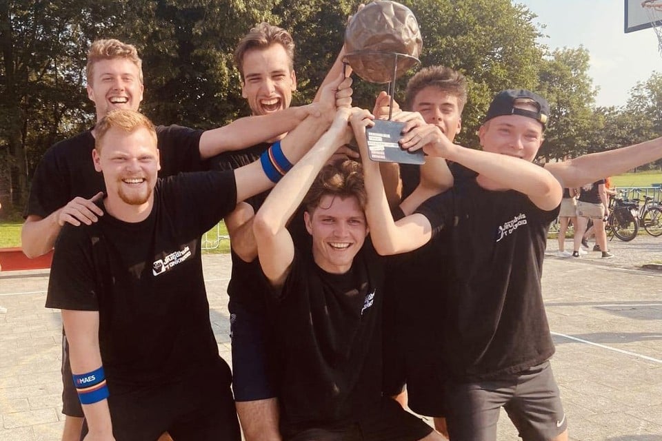 De winnende volleybalhelden zijn Brent Jansen, Niel Maes, Jannes Aarts, Wannes Jacobs, Arne Hooyberghs, Lennert Maes en Bert Borgers.