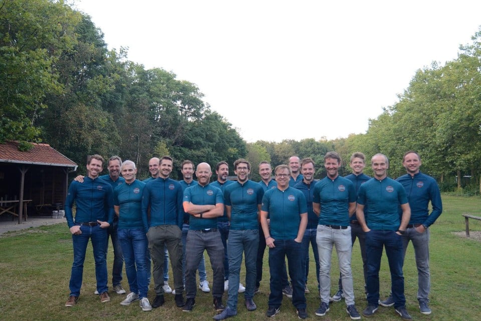 De enthousiaste leden van de nieuwe Lilse wielerclub De Vinnige Ketting presenteren hun wielerkledij.