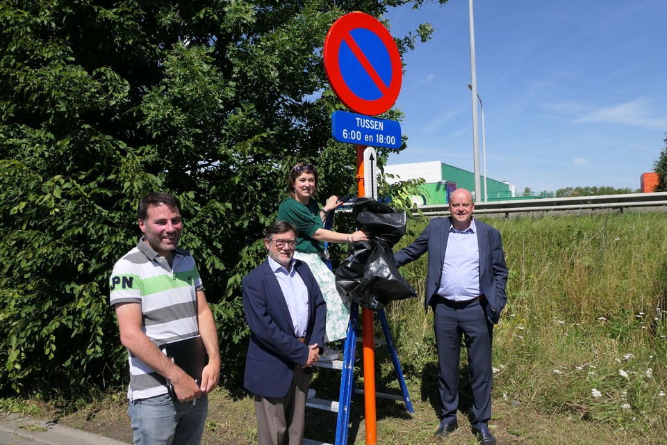 Vlnr. Tonny Schelfhout (verantwoordelijke dienst mobiliteit), Roland Van Gasse (Voorzitter TTS ondernemingsclub), Lieve Truyman (Schepen) en Stephan Van der Gucht (Schepen)