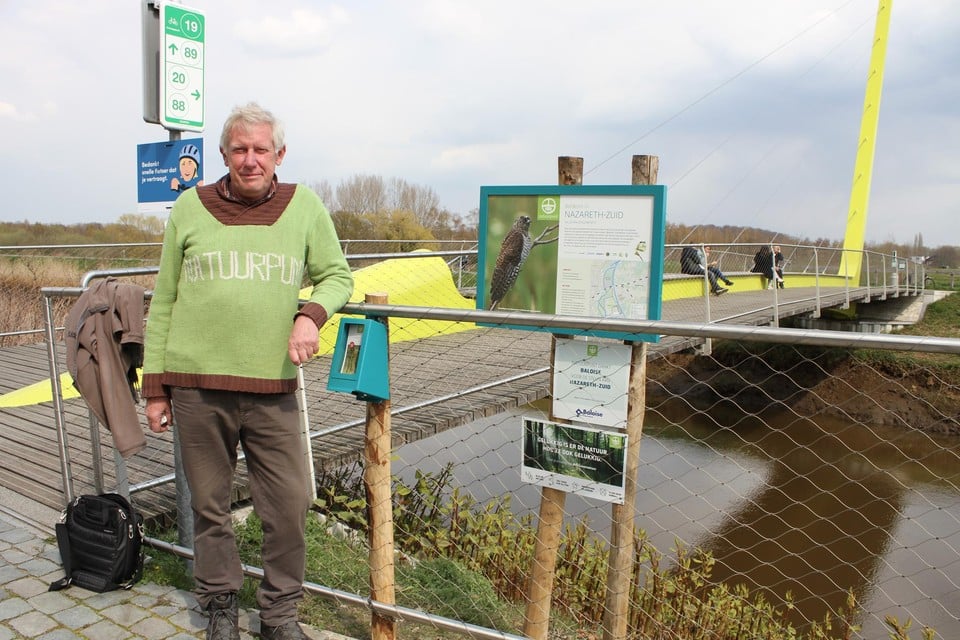 Marc Vermylen staat aan de Sionsbrug: het vertrek- en eindpunt van de nieuwe wandeling.