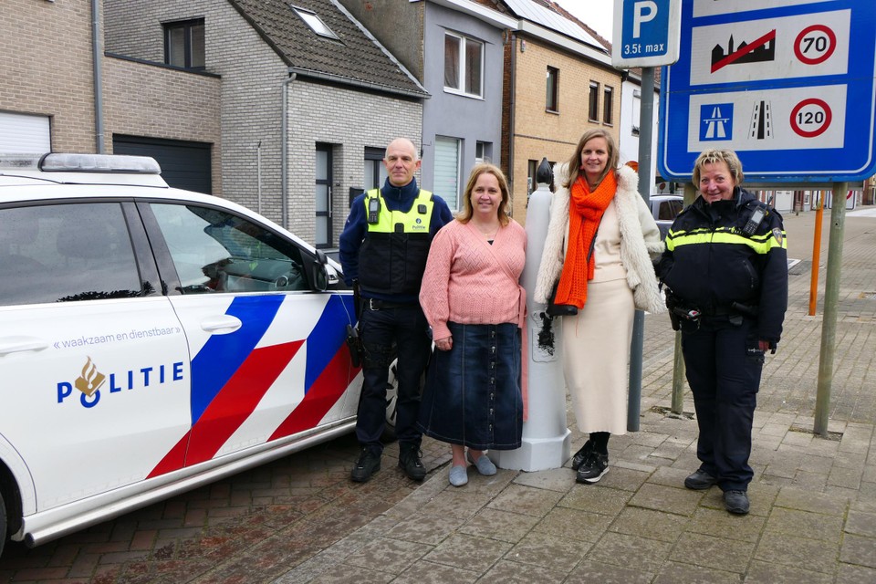 Beide wijkagenten met burgemeester van Hulst Ilona Jense (links) en burgemeester van Sint-Gillis-Waas Maaike De Rudder (rechts). De agenten gingen donderdag samen op pad.
