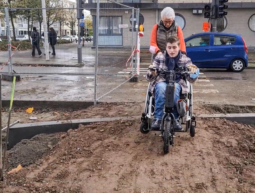 Joey met zijn grootmoeder aan het perron van de tram op Linkeroever: vandaag één grote werfzone die niet toegankelijk is voor rolstoelgebruikers.