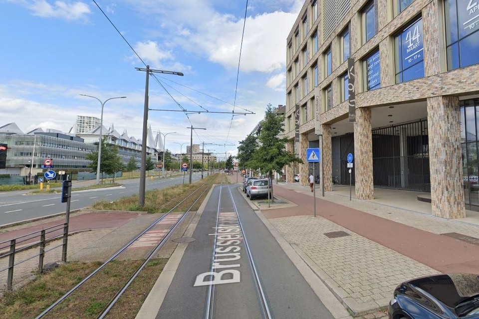 Een fietser wilde dinsdagavond de Brusselstraat kruisen, ter hoogte van de oversteekplaats werd hij aangereden door een tram.