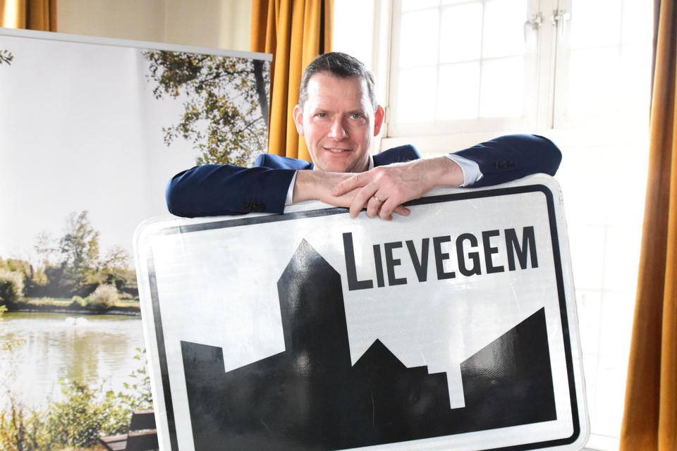 Tony Verhelle (CD&amp;V), burgemeester van de gemeente Lievegem, die ontstond na de fusie tussen Lovendegem, Waarschoot en Zomergem. 