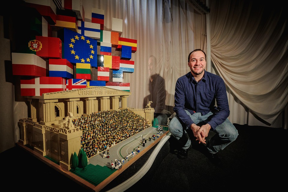 Directeur Niek De Meester bij een van de topstukken van de expo PlayZone Europe in het Speelgoedmuseum.