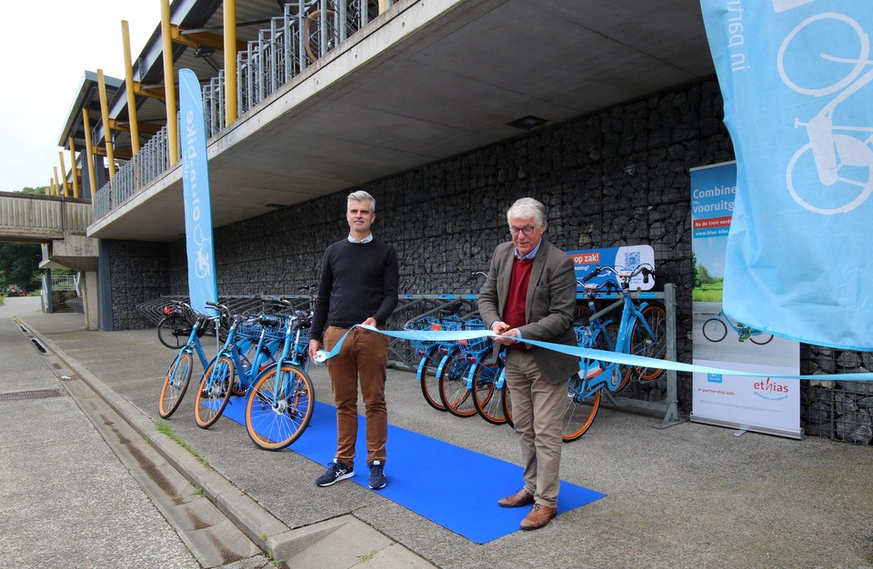 Bram Dousselaere en burgemeester Volckaerts stellen Blue-bike voor in Hove.