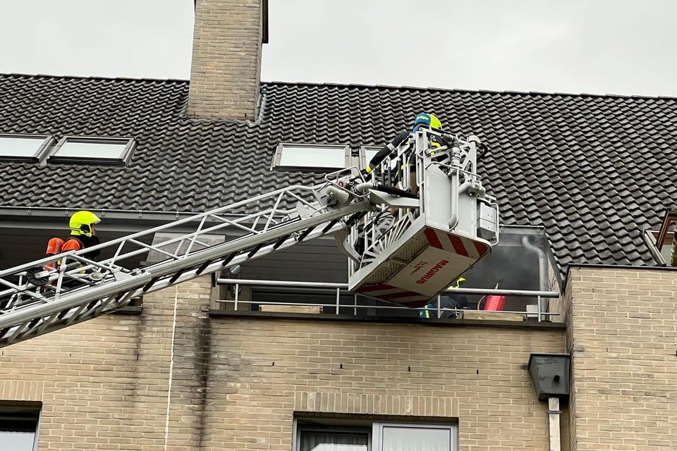 Met de ladderwagen geraakte de brandweer tot bij het brandje.