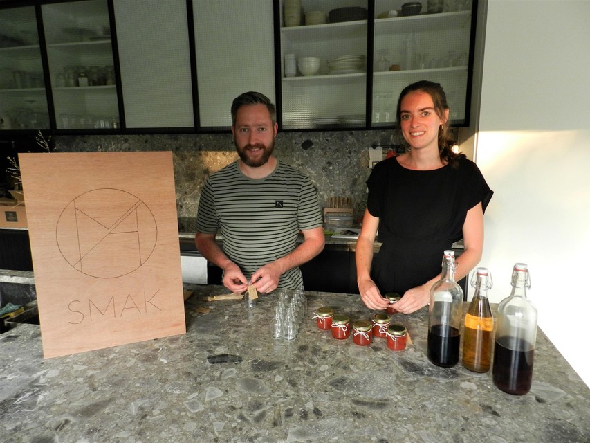 In de keuken verpakken Annelien en Martijn confituur en likeur voor SMAK.
