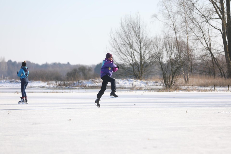 Sommige schaatsers waagden zich zelfs aan kunstjes.