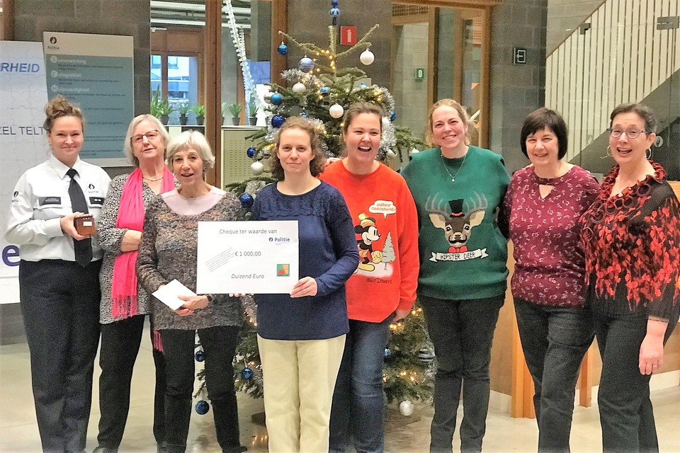 Hoofdinspecteur Dimpa Yperman (links) en haar collega’s van lokale politie Schoten waaronder Ellen Pelleman, Els Van Tichelen en Nathalie Hertveldt overhandigen de cheque in de kantine van het commissariaat, waar ook een mooie kerstboom staat. 