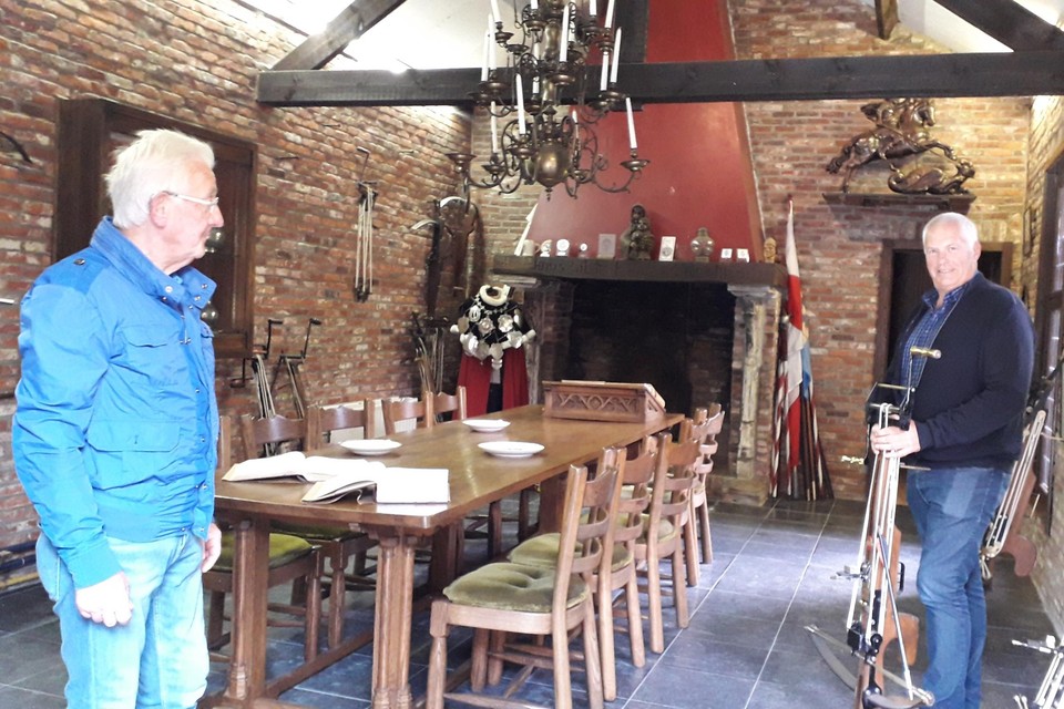 Hoofdman Achiel Van Ballaert en schatbewaarder Marcel Vrints in het gildehuis, verscholen in het dorpscentrum.