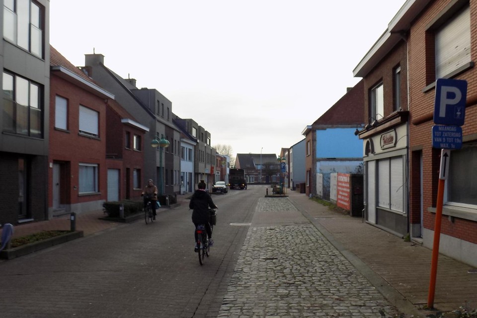 De blauwe zone ter hoogte van de pas gesloten slagerij Galantine in Bolk in Vosselaar verdwijnt, terwijl er verderop in de straat een gelijkaardige zone komt.