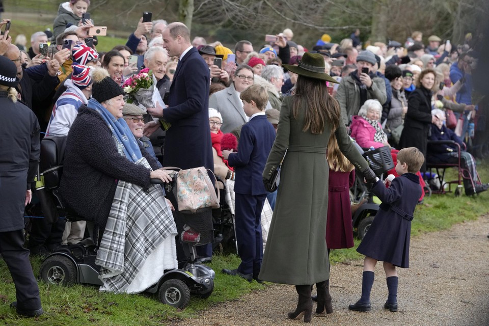 De prinsen en prinsessen van Wales nemen de tijd voor het publiek. 
