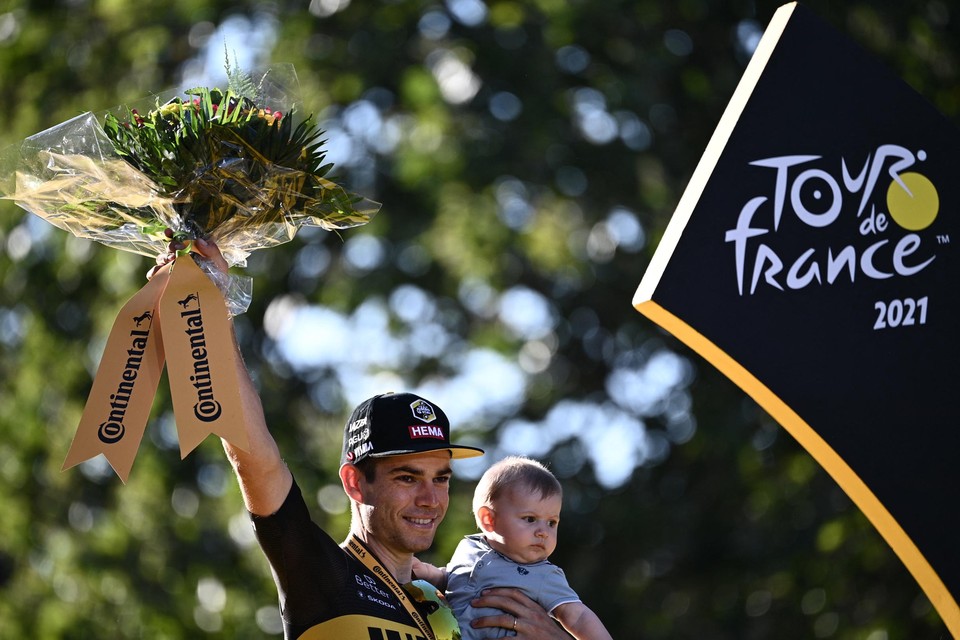 Wout van Aert met zoontje Georges op het podium van de Tour de France. 