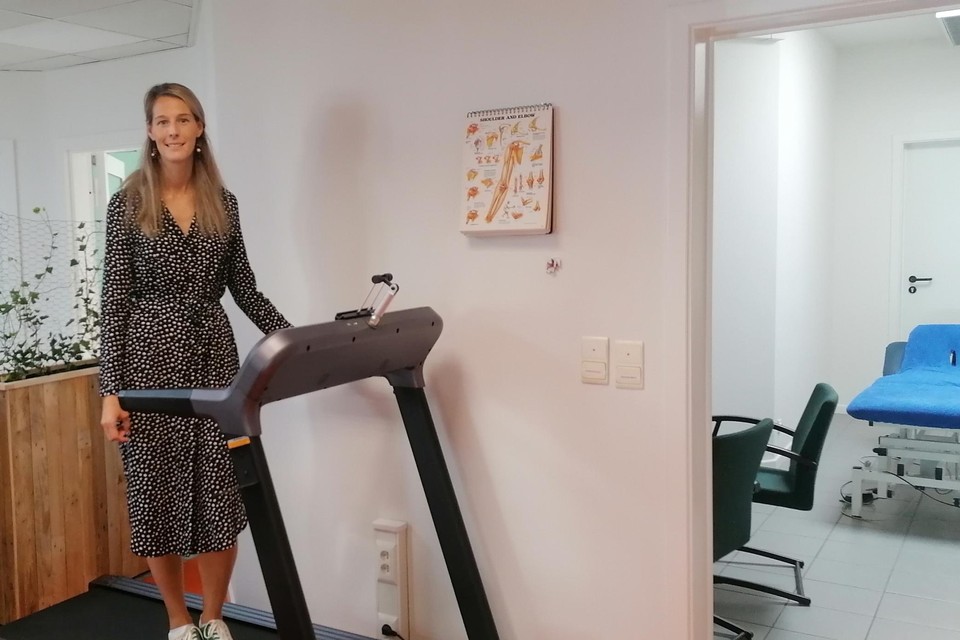 Katrien Van Dessel in haar praktijk: “Wij kunnen instaan voor de nazorg, zodat de mensen niet altijd opnieuw naar de ziekenhuizen moeten.”
