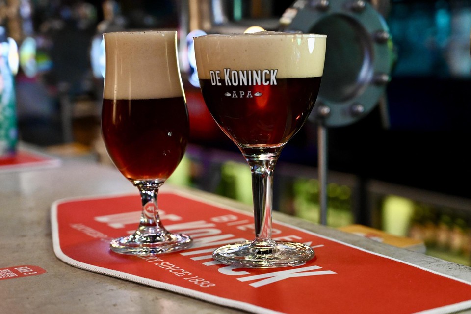 De nieuwe Winterkoningin links naast de vertrouwde Winterkoninck: alleen te verkrijgen in de bars van stadsbrouwerij De Koninck. 