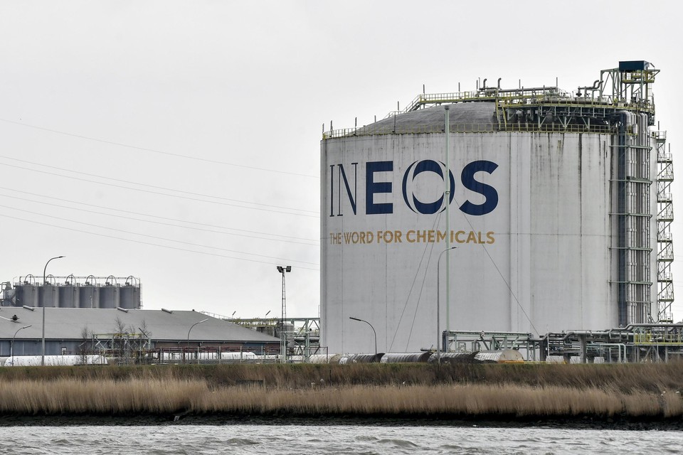 Het Britse chemieconcern Ineos moet voorlopig vrede nemen met één in plaats van twee nieuwe chemie-installaties in de Antwerpse haven.