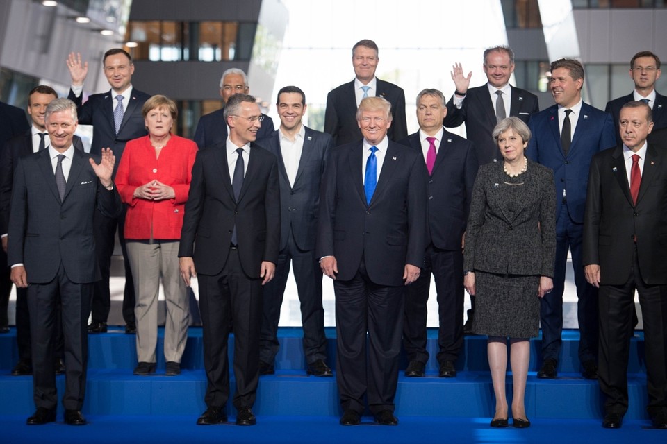 De Duitse bondskanselier Angela Merkel (tweede rij, tweede van links), NAVO-secretaris-generaal Jens Stoltenberg (eerste rij, tweede van links), de Amerikaanse president Donald Trump, de Britse premier Theresa May en de Turkse president Recep Tayyip Erdogan tijdens de NAVO-top in Brussel. 