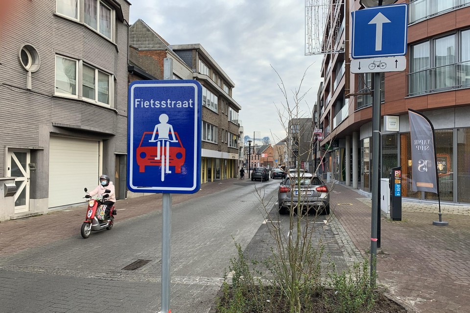 Het verkeersbord kondigt aan het begin van de Overwinningsstraat deze ‘fietsstraat’ aan.