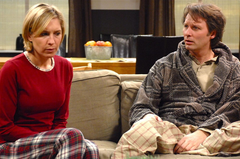 Vicky Versavel als Brenda in Familie in een scène met tegenspeler Chris Van Tongelen.