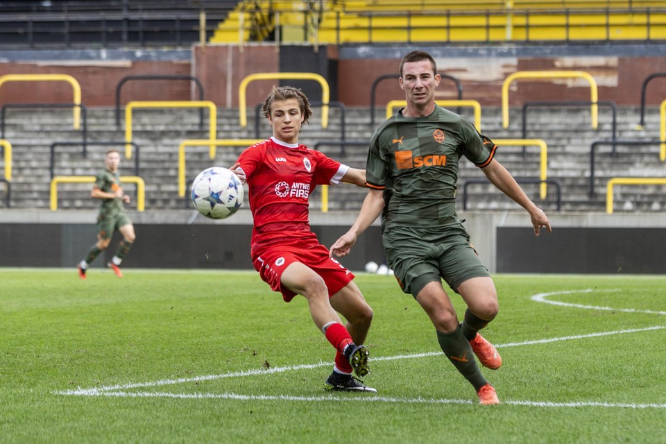 Oleksandr Rosputko (rechts) tijdens de Youth League-wedstrijd tegen Royal Antwerp FC.