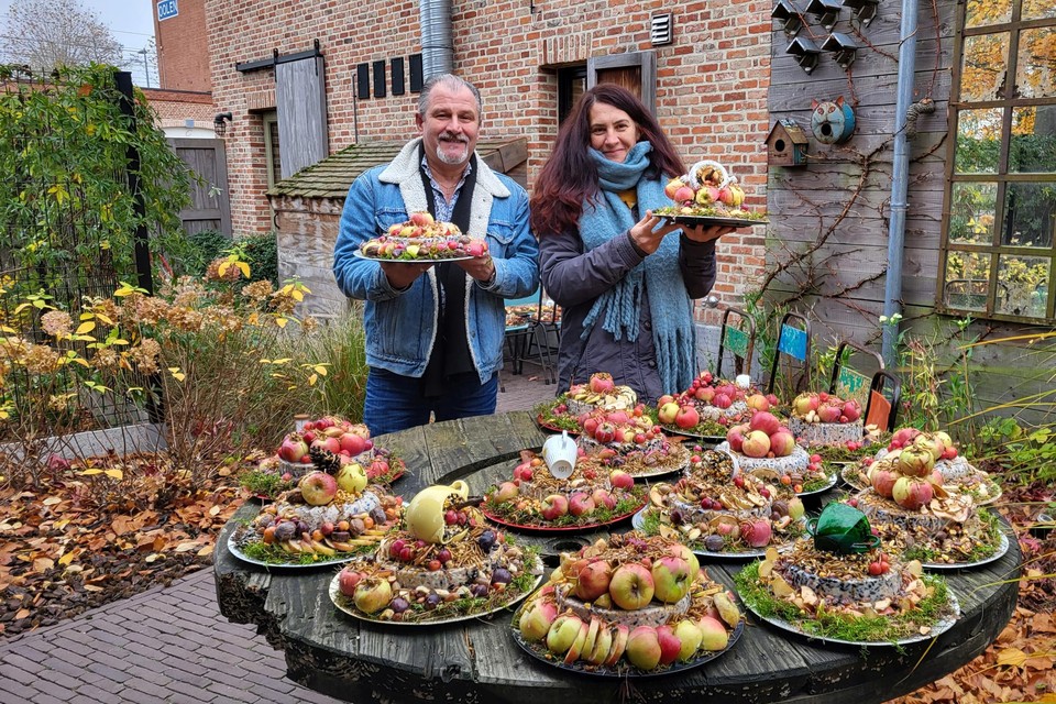 Enkele klanten kunnen amper kiezen uit de rijkelijk beklede taarten vol wintervoer voor onze tuinvogels, die Anja van frituur ’t Hoekske te koop aanbiedt voor het goede doel.  