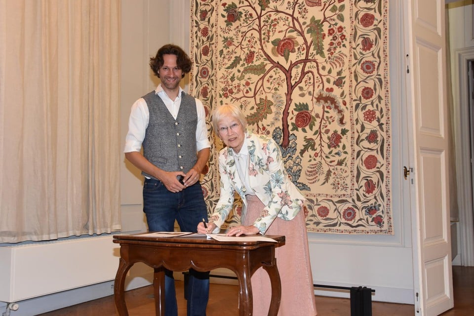 Jacoba de Jonge en directeur Koen De Vlieger bij de zogeheten palempore tegen de muur van de bibliotheek.