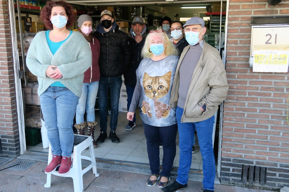 Ghariba Campo, op het opstapje, met haar team voor haar garage aan de Krijgsbaan, die ingericht is als voedselbank.