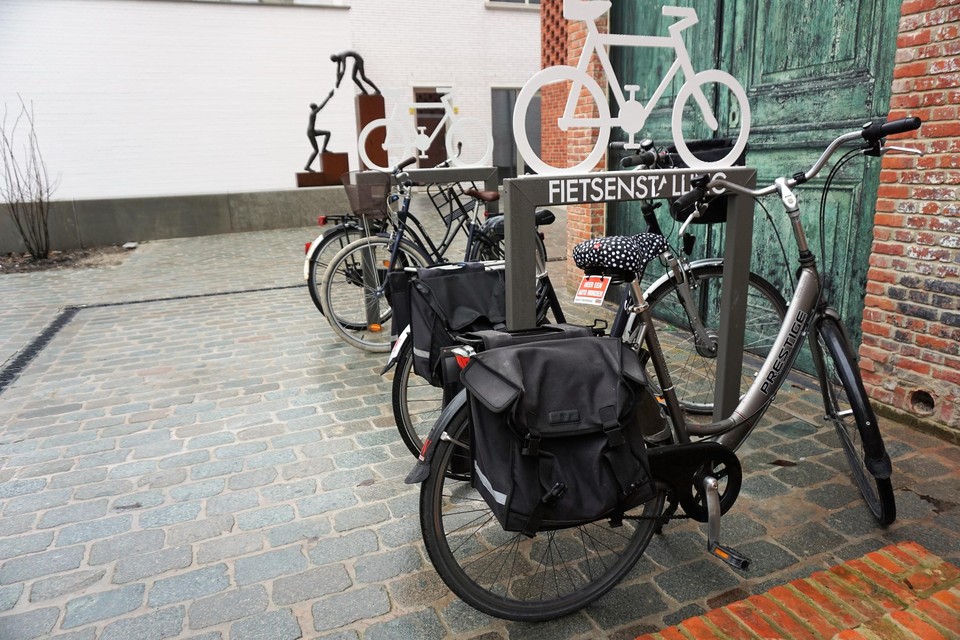 Ook de nieuwe, veilige fietsnieten in Turnova vormen geen obstakel voor professionele fietsdieven.
