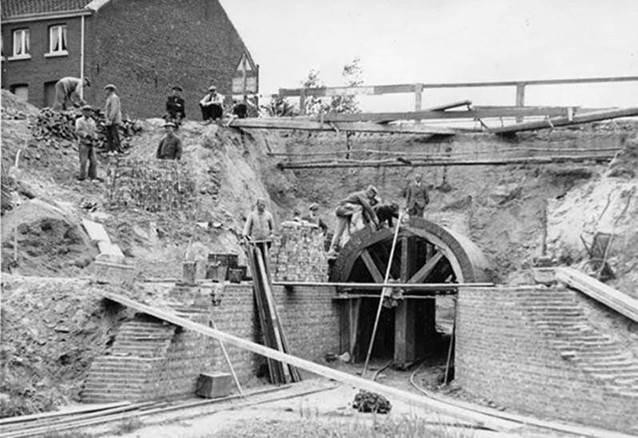 Arbeiders in de jaren 1930 bouwen een tunnel onder de Nielsestraat door.