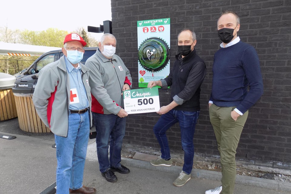 Leo Avonds en Dirk Bockx van Rode Kruis Kasterlee ontvangen een cheque van de broers Luc en Guy Van de Poel van Spar Lichtaart. De supermarkt installeerde ook een AED-toestel aan de winkel.