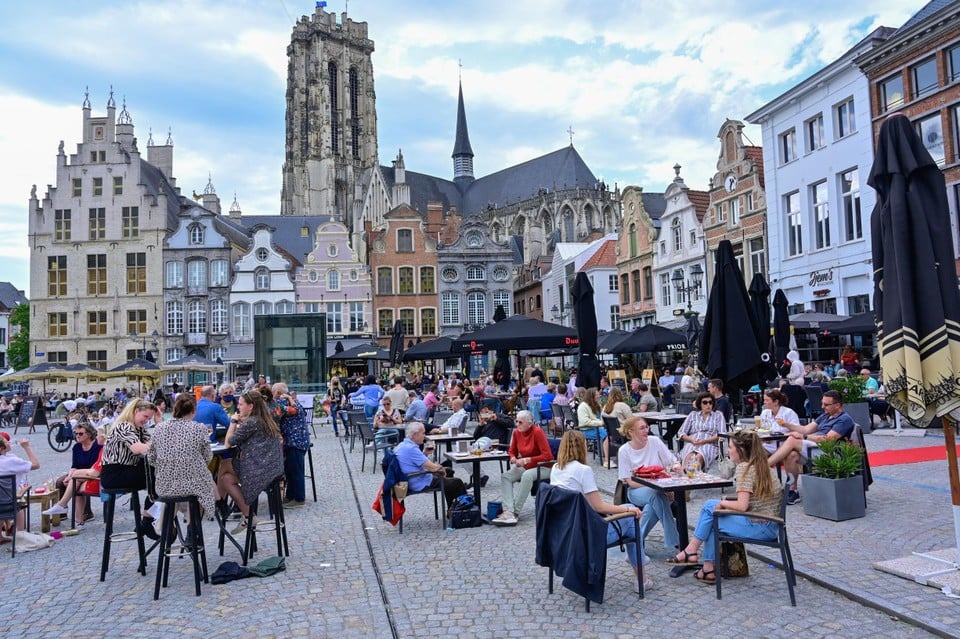 De Grote Markt bruist opnieuw van het leven. Een zicht dat menig Mechelaar gemist heeft.