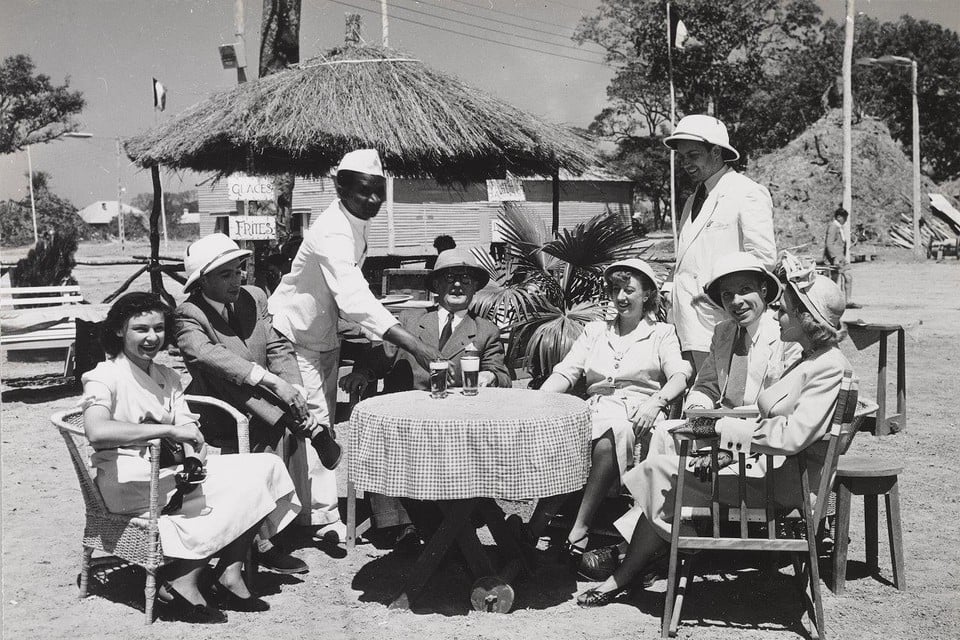 Kolonialen ontspannen zich op een terras in 1950. 
