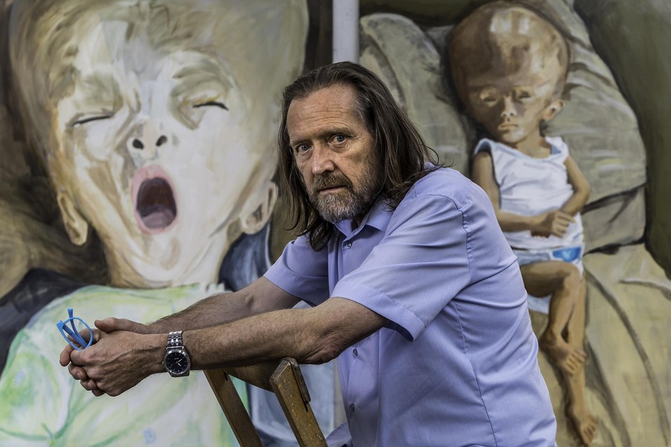 Kunstenaar Pierre Mertens bij een van zijn werken dat een baby afbeeldt die lijdt aan hydrocefalie. 