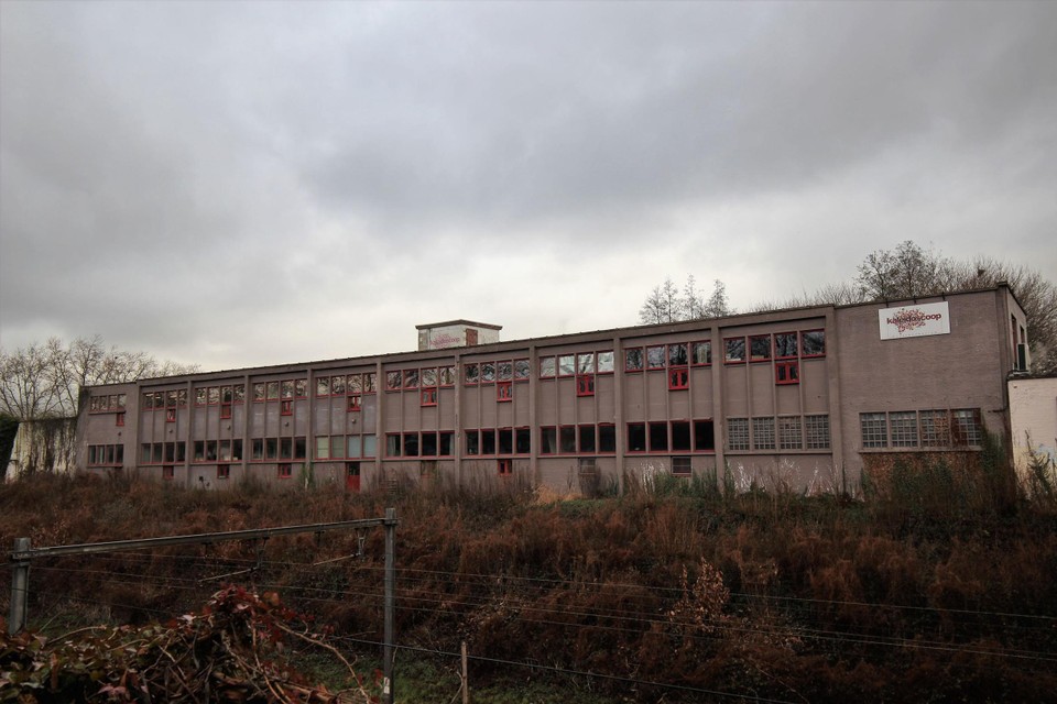 Het kunstencentrum ligt naast de spoorlijn
