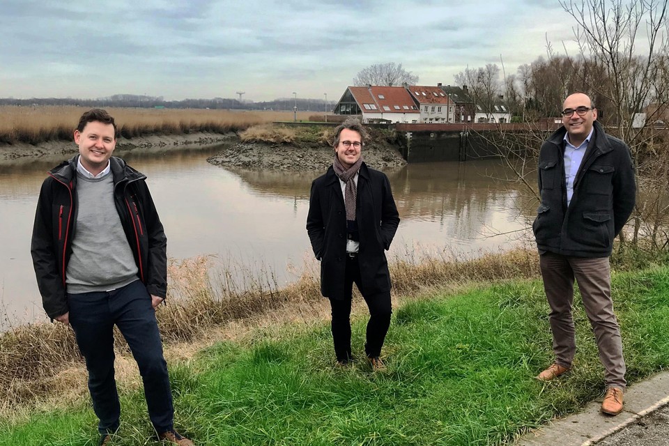 Streekmanagers Bruininckx en Van Overschelde met Igemo-directeur Peter De Bruyne (r) aan het Zennegat in Mechelen.
