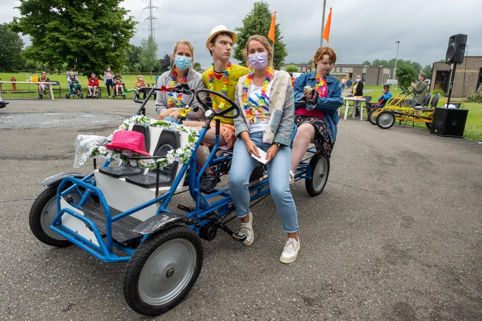 Dankzij Hanne Wauters en Ellen Hoofd kunnen de bewoners van Eyckerheyde met meerpersoonsgocarts rijden.