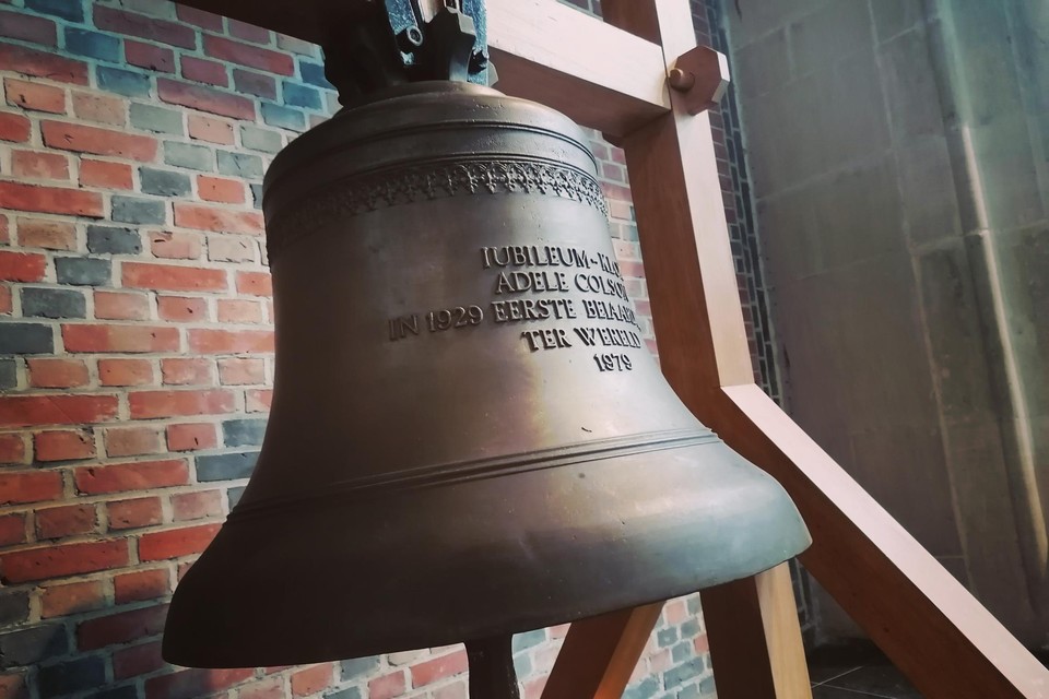 De bronzen klok in het Schepenhuis eert Adèle Colson, de eerste vrouwelijke beiaardier ter wereld.